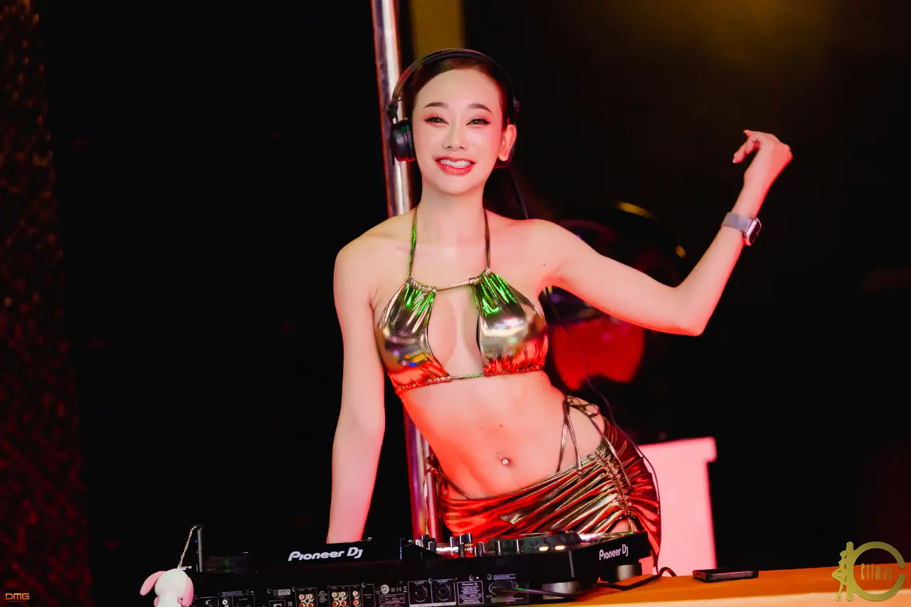 International DJs - Image 5